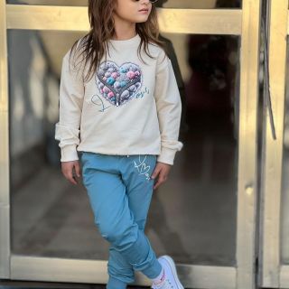 Детски комплект за момиче – блуза с апликация сърце и панталон, 6–7 години Детски комплект за момиче – блуза с апликация сърце и панталон, 6–7 години