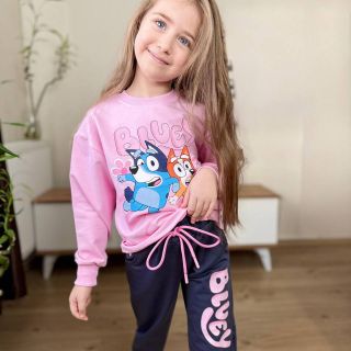 Детски комплект Koçak Kids Bluey – блуза и панталон, розов/сив, 6–7 години Детски комплект Koçak Kids Bluey – блуза и панталон, розов/сив, 6–7 години